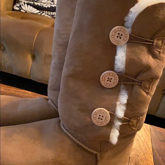 Ugg Bailey Button Shearling Boot - Picture 6 of 6